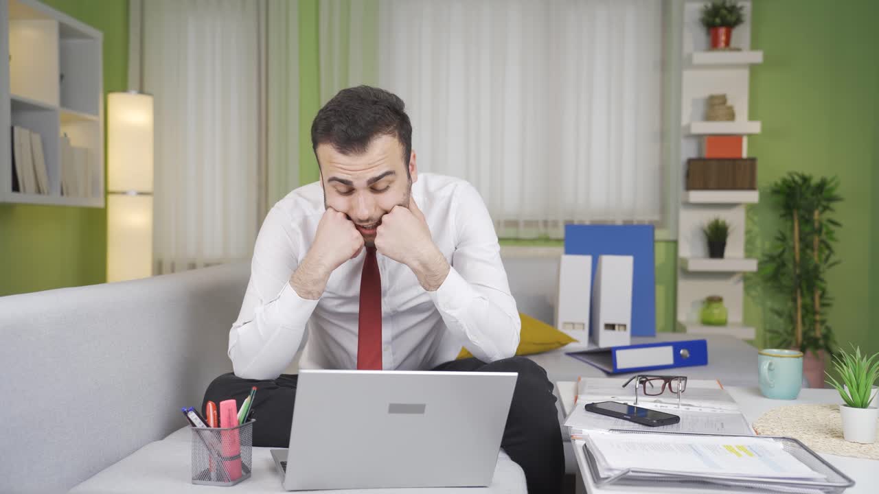 joven hombre de negocios charlando con su novia.