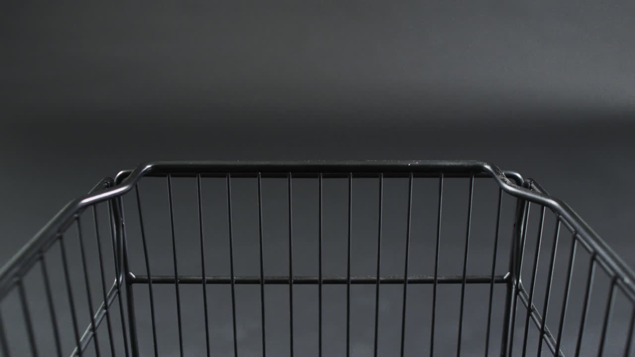 녹색 배경 위 에 복사 공간 을 가진 쇼핑 트롤리 의 비디오