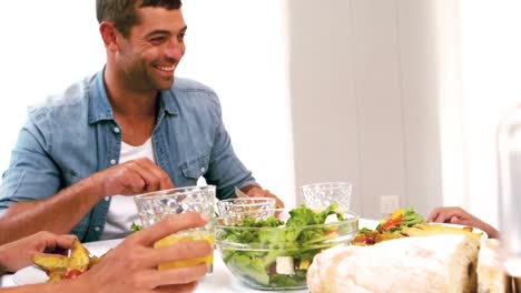 familia linda almorzando en la mesa