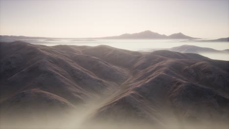 Paisaje-De-Montaña-Con-Niebla-Profunda-En-La-Mañana