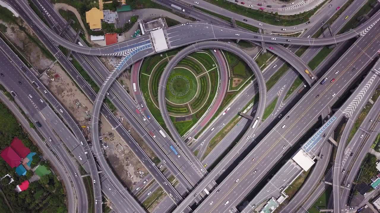 4k imágenes de drones vista superior de los cruces de carreteras de la autopista. el cruce de la carretera de la autopisa sobrepasa la carretera de anillo exterior oriental de bangkok, tailandia.