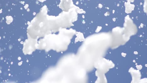 espuma blanca cayendo del cielo, pedazos pequeños y grandes