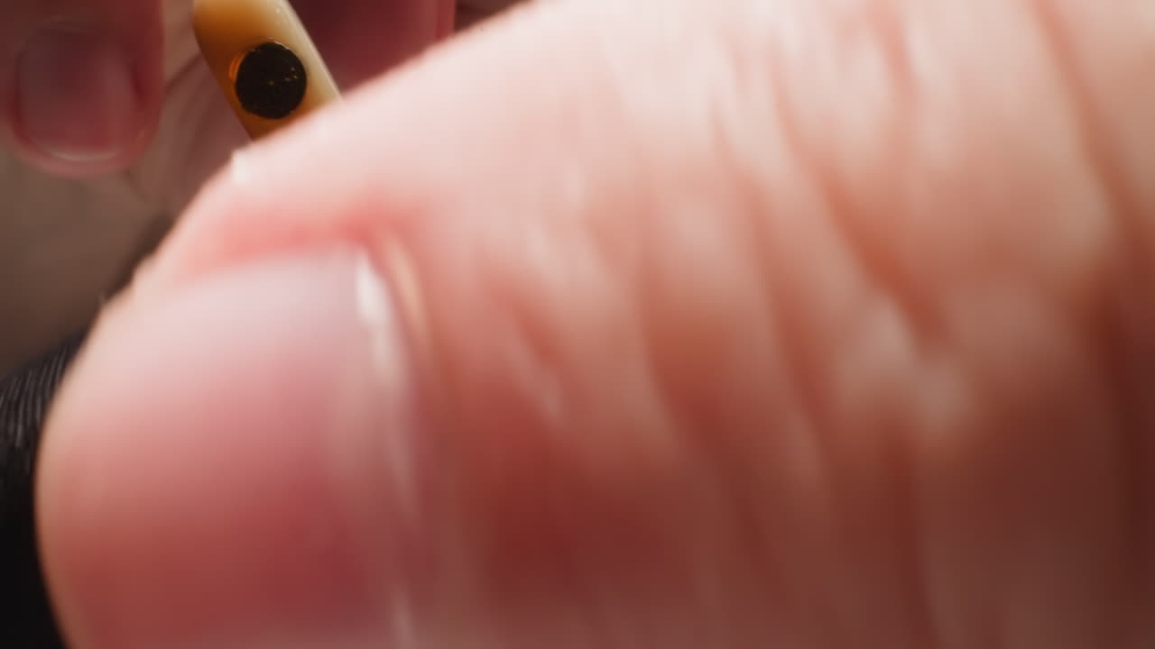 мужчина вытирает прозрачные очки офтальмологических очков