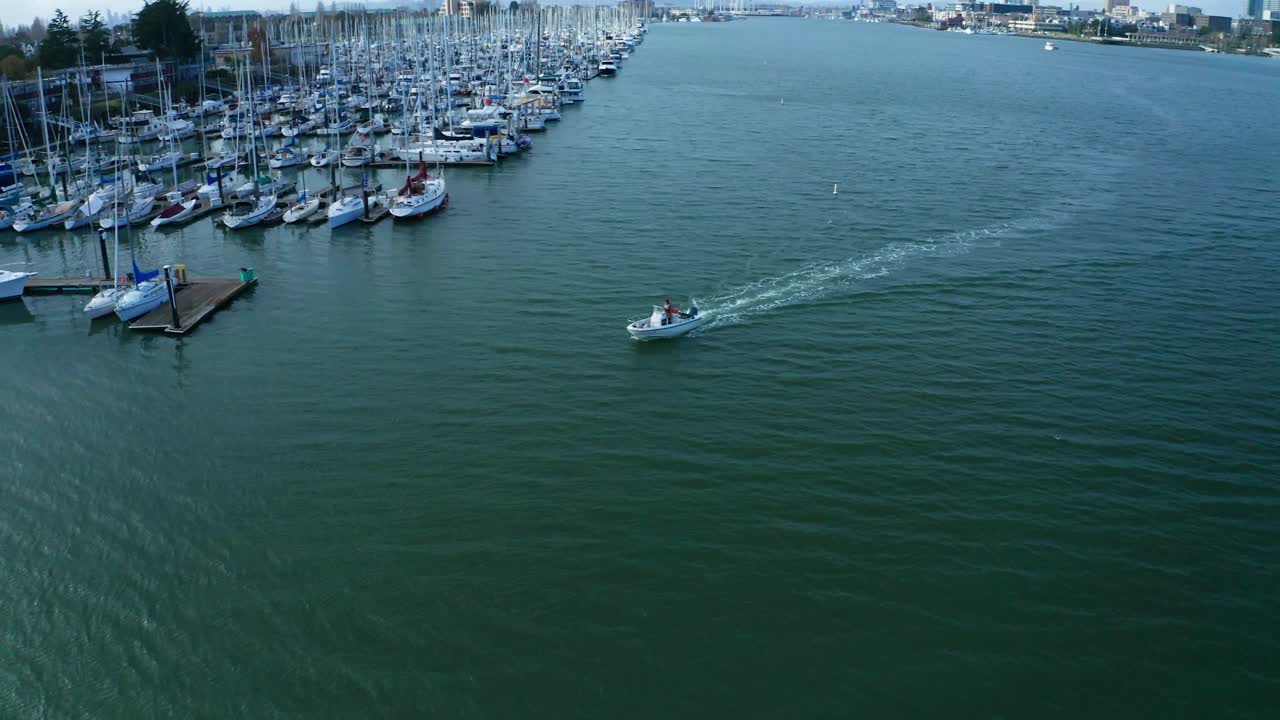 흐린 날 만에 있는 작은 배를 추적하다