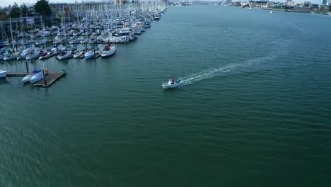 An-Einem-Bewölkten-Tag-Ein-Kleines-Boot-In-Der-Bucht-Verfolgen