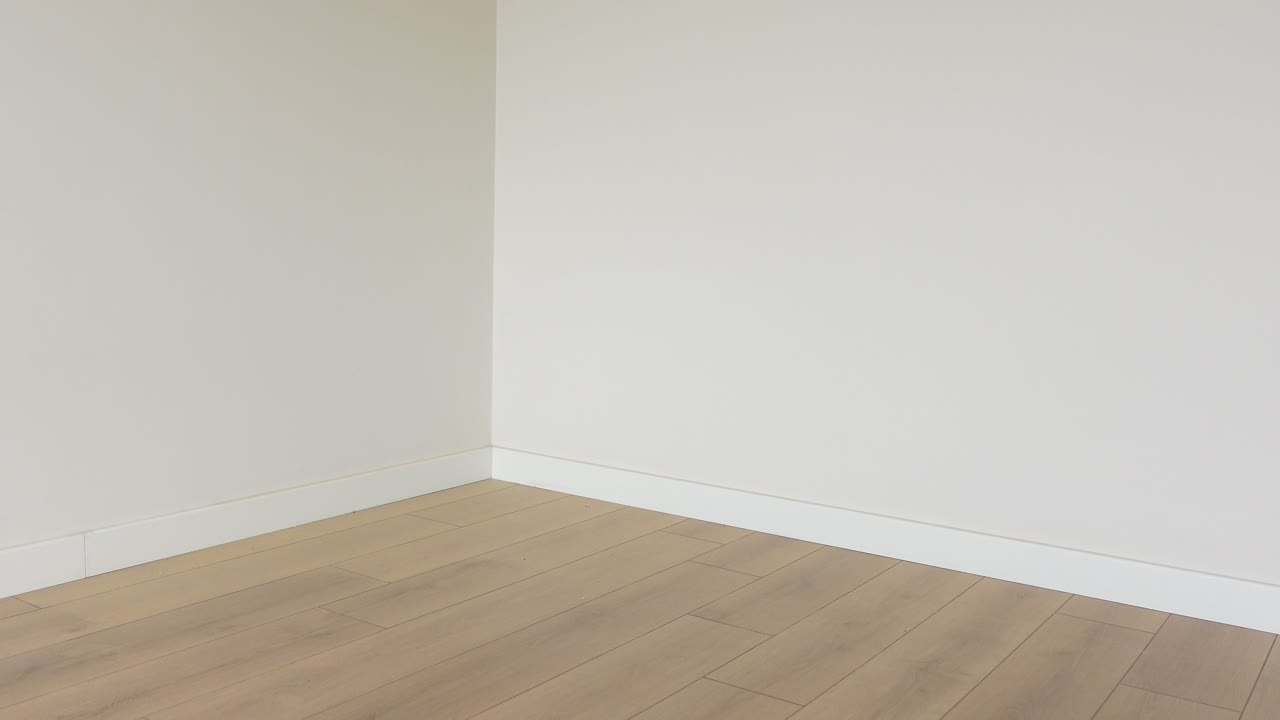 벽과 나무 바닥이 있는  빈 방
