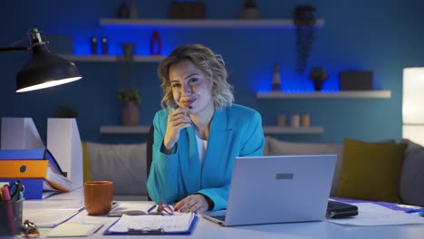 Mujer-Trabajadora-De-Oficina-En-Casa-Expresando-Su-Mente-Y-éxito-A-La-Cámara.