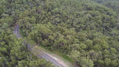 drone volando sobre una carretera de montaña en australia