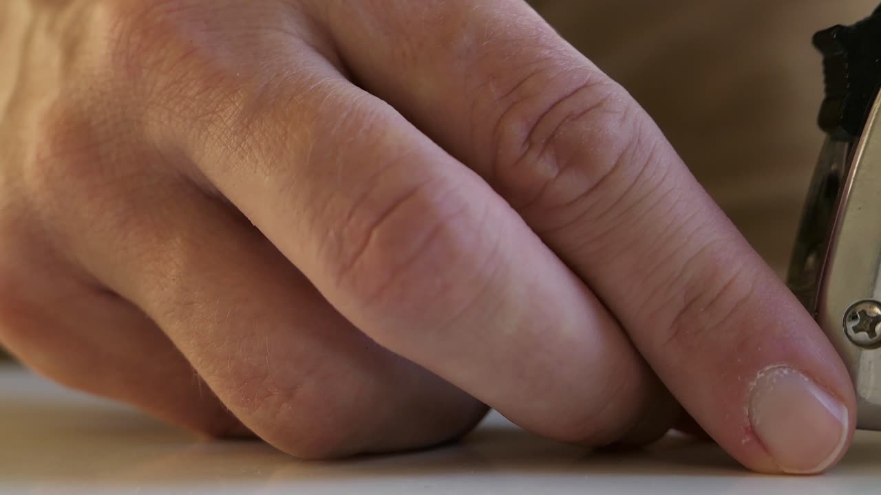 hombre abriendo cinta métrica y midiendo, centímetros, de cerca