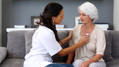 Enfermera-A-Domicilio-Comprobando-La-Respiración-De-Sus-Pacientes