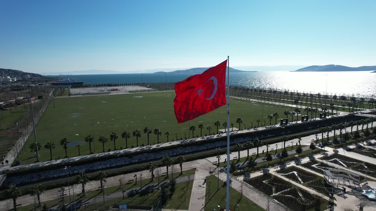 bandera turca en la costa