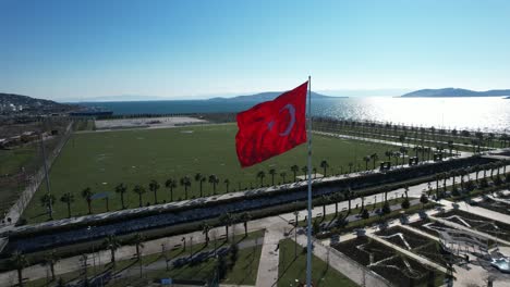 Türkische-Flagge-An-Der-Küste