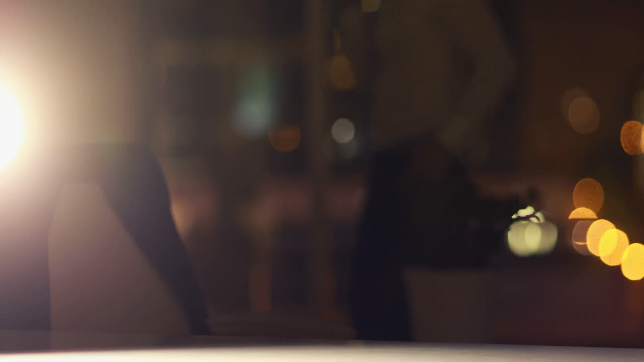 비즈니스 임원이 휴대 전화로 이야기하고 있습니다.