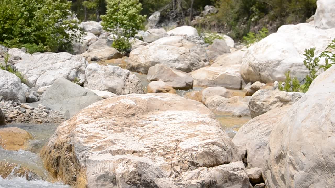 Fiume di montagna, cascate