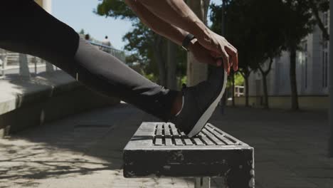 hombre que hace ejercicio en un entorno urbano