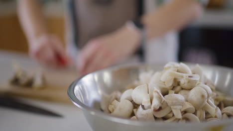 chef preparando un plato con setas