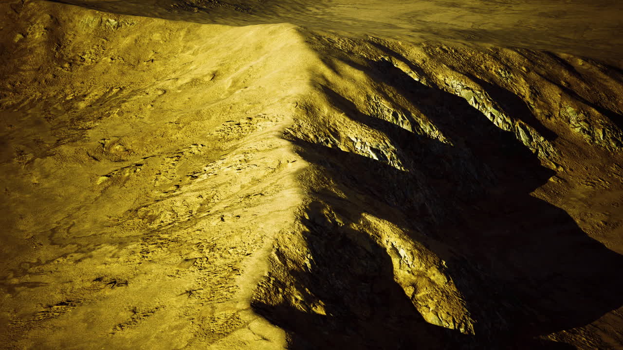 Goldene Berglandschaft mit markanten Schatten und zerklüftetem Gelände