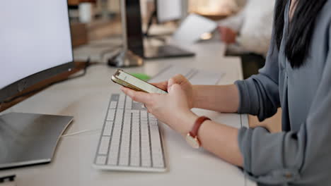 teléfono, manos y primer plano de una mujer de negocios