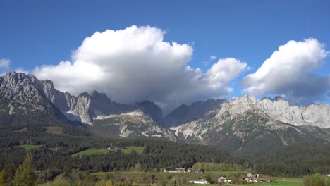 buen tiempo las nubes se levantan sobre la cima de la montaña de los alpes austríacos tirol