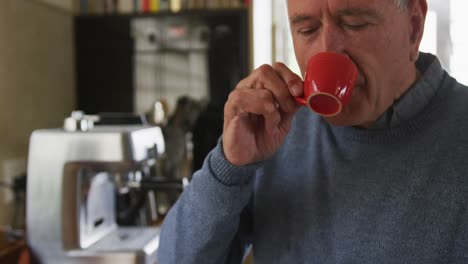 hombre mayor bebiendo café en casa