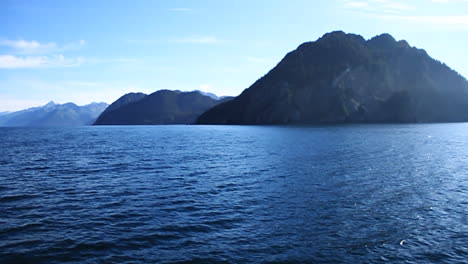 Ondulación-De-Las-Olas-En-El-Lago-Con-Montañas-De-Fondo-En-Alaska