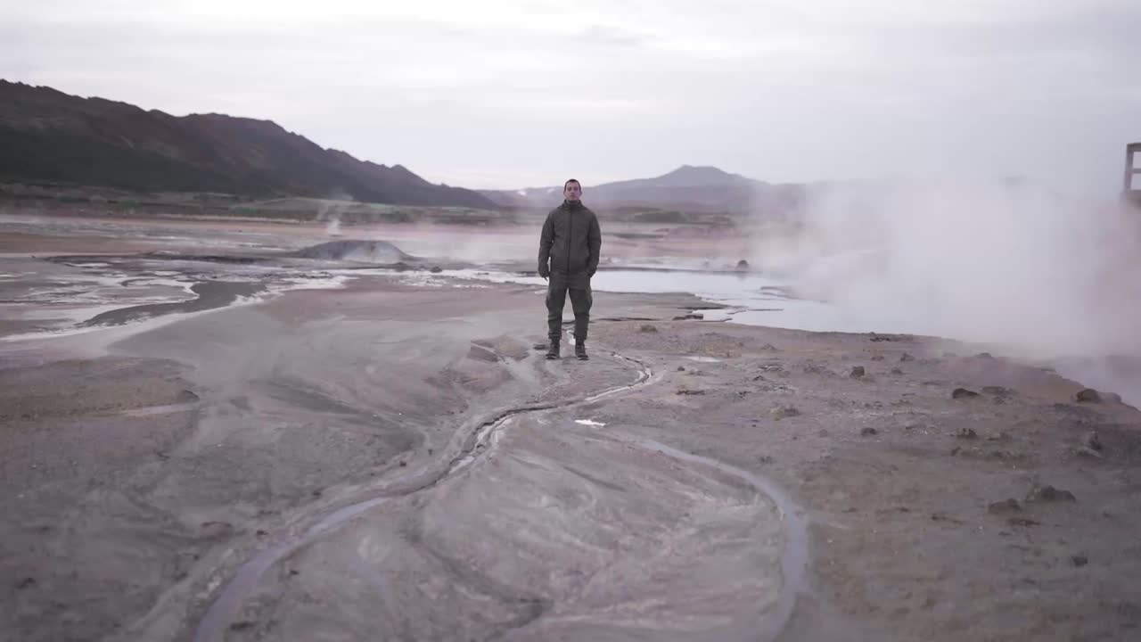 Dağlardaki jeotermal vadide duran adam