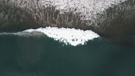 Aerial-View-Of-big-waves-in-Dominical-Beach-in-Costa-Rica,-Top-Down-Wide-Shot