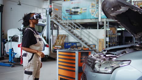 Autoingenieur-Verwendet-VR-Brille-In-Der-Garage