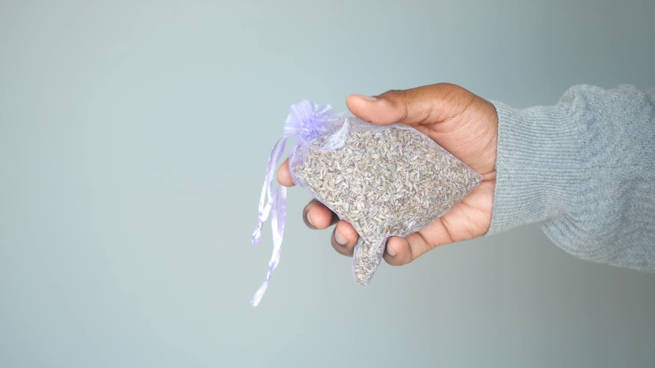 라벤더 봉투 를 들고 있는 손