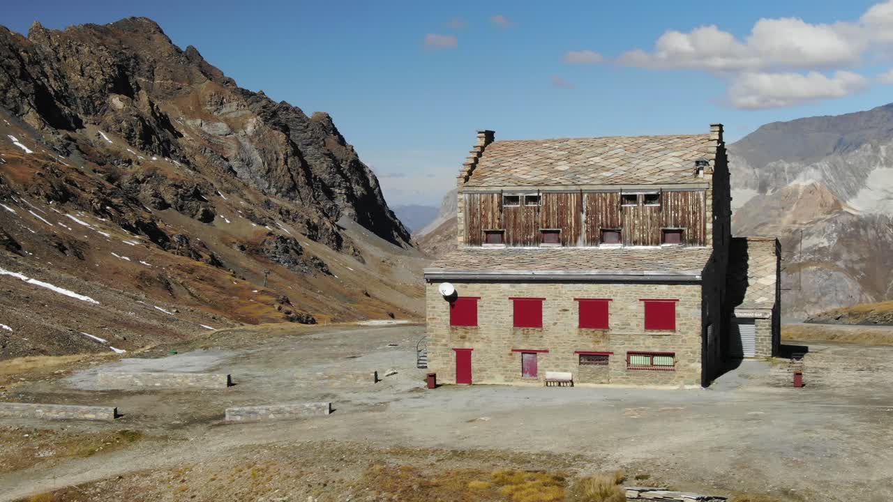 refugio col de l'iseran en un día soleado durante la temporada de verano con paisaje montañoso en el fondo, francia