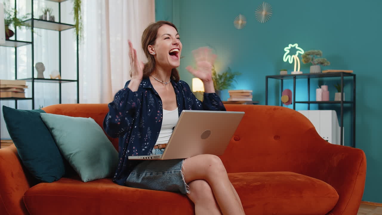 mujer sorprendida usando portátil recibir buenas noticias conmocionado por la victoria repentina celebrar ganar el premio mayor