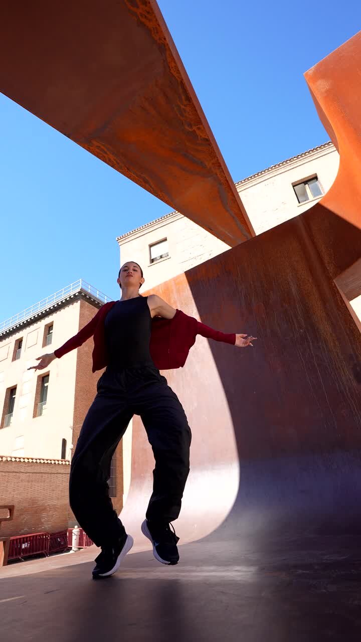 Donna che balla davanti alla street art
