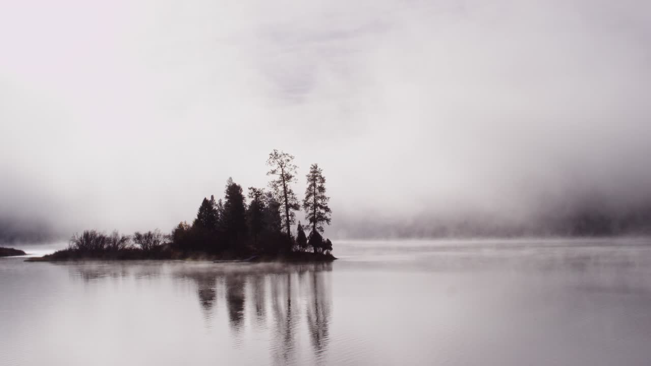 몬태나의 스완 레이크를 가로지르는 안개가 가득한 극적인 장면