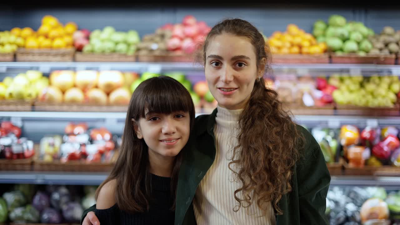 retrato de una hermosa chicas ir de compras juntos