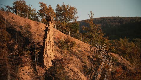 Una-Mítica-Torre-De-Formación-Rocosa-En-Serbia-En-El-Bosque-De-Otoño