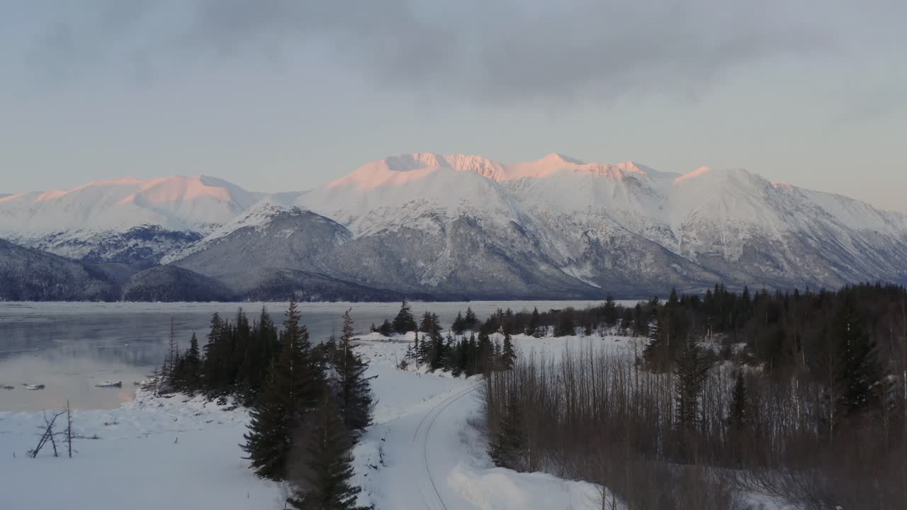 majestatyczne góry alaski z ostatnim światłem słonecznym uderzającym w krawędź, sosny wiaduktu, antena do przodu