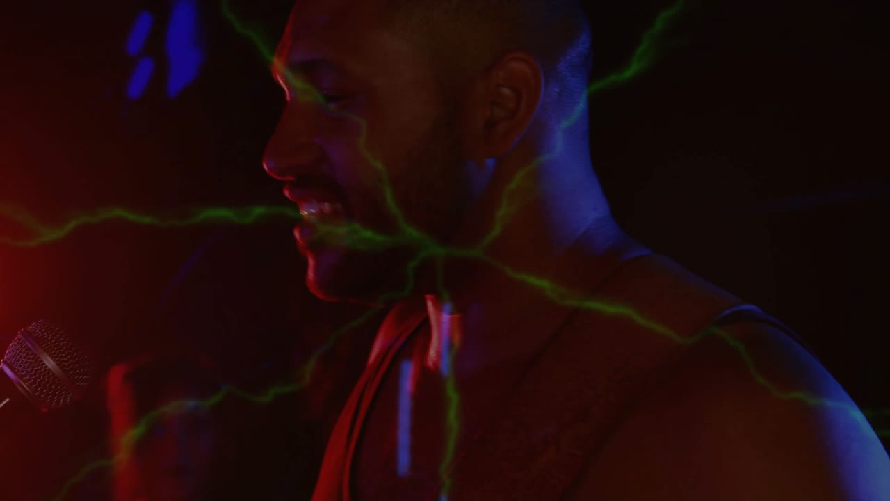 Donna che regola la tracolla mentre la fotocamera zooma, cantante che si sposta verso il microfono cantando musica tra le proiezioni