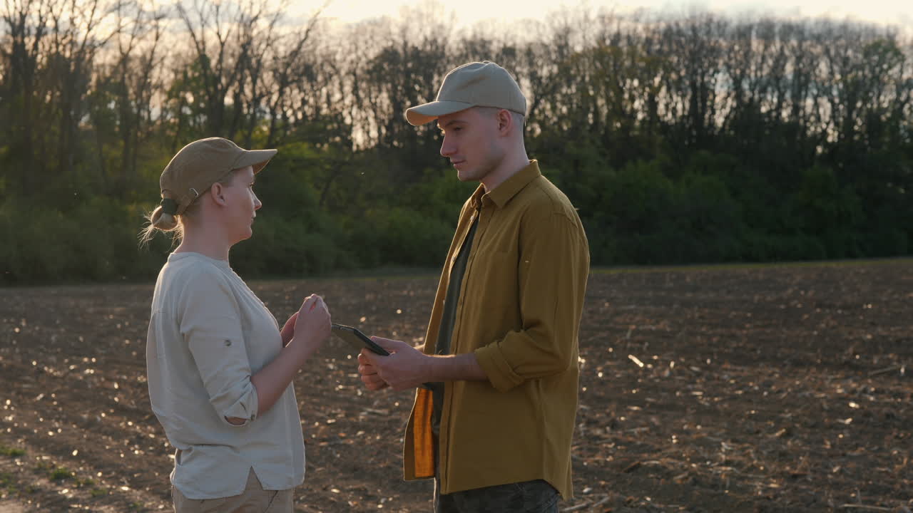 농부 들 이 작물 데이터 에 대해 논의 하고 있다