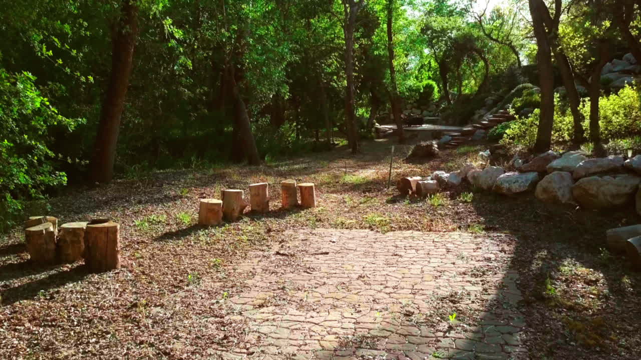 천천히 떠다니는 카메라가 숲 옆 집 뒤뜰을 통해 움직입니다.