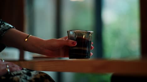 mujer sentada en una mesa de café