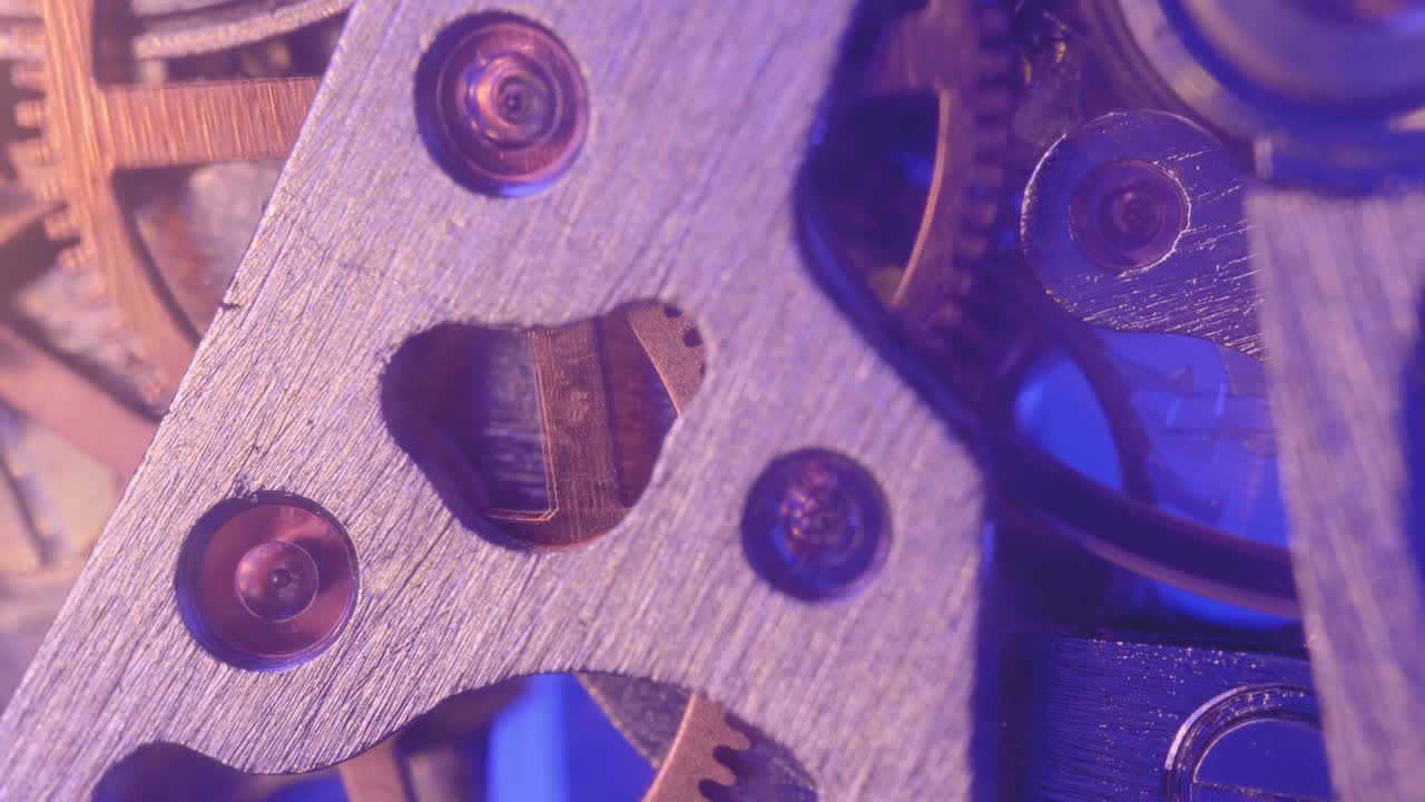 reloj mecánico que refleja la luz en movimiento 34