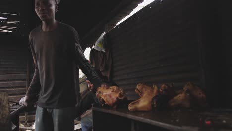 hombres africanos cocinando carne