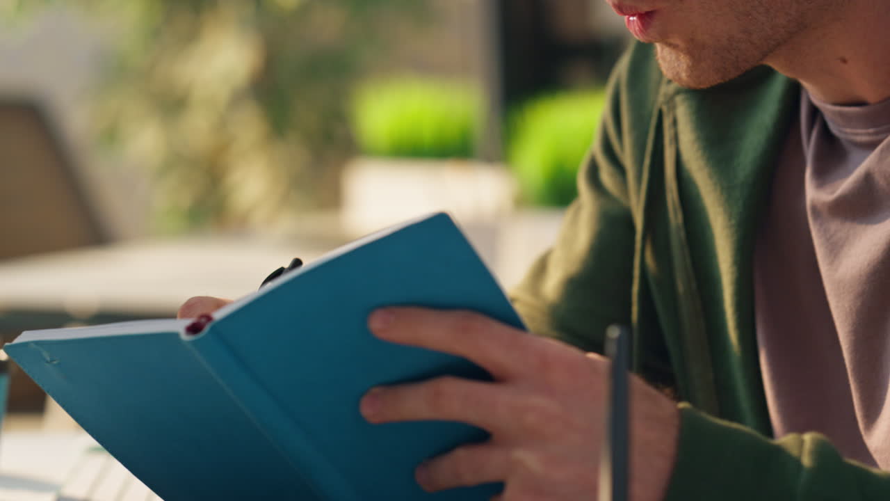 hombre de primer plano está de acuerdo en el lugar de trabajo hipster. moding hombre de negocios escribiendo notas de pluma