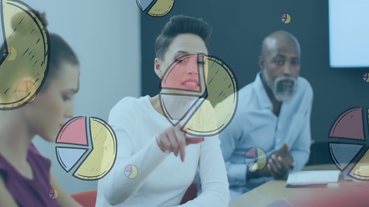 animación de iconos de gráficos de pastel contra la mujer caucásica discutiendo con sus colegas en la oficina.