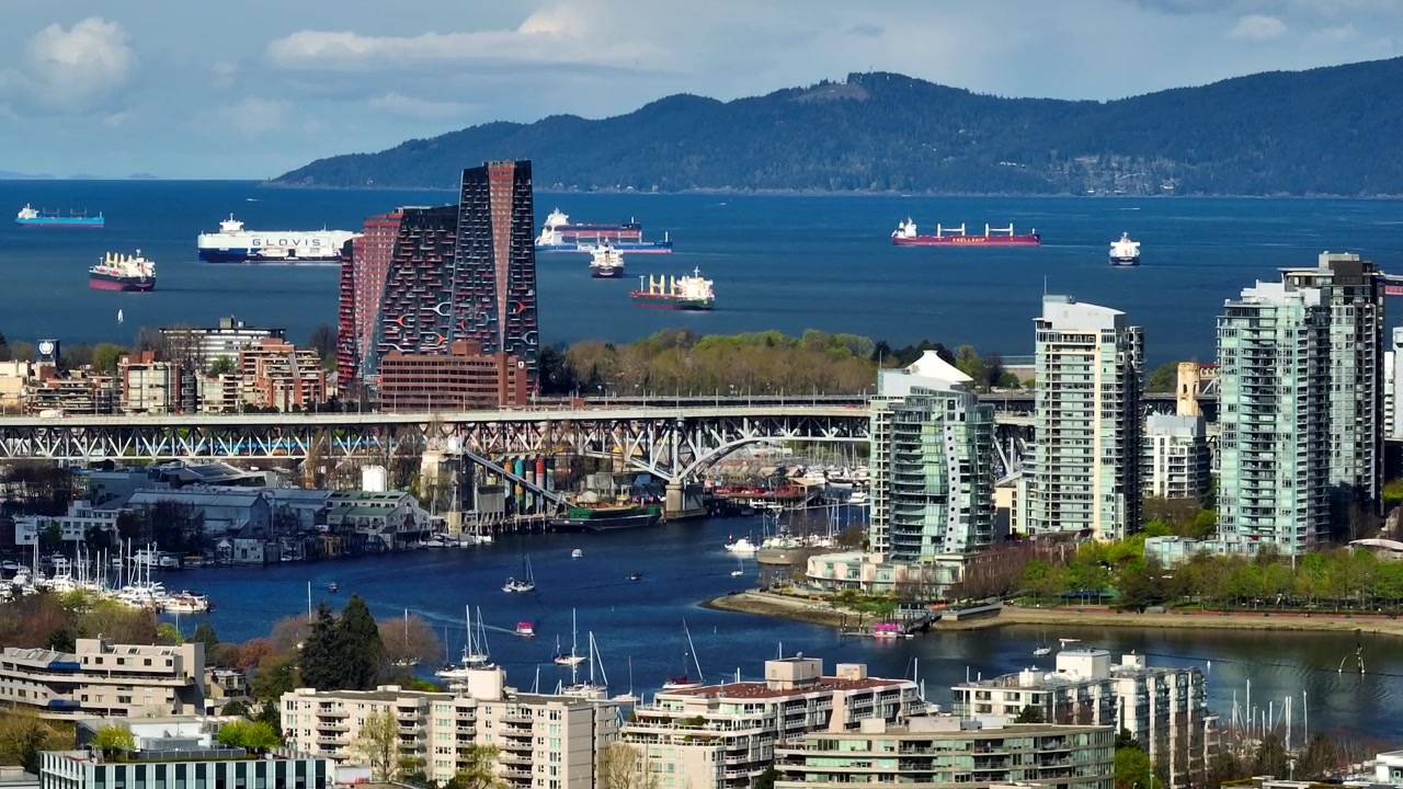 Edifici sul lungomare vicino al Burrard Street Bridge con gli edifici residenziali Senakw a Vancouver, Columbia Britannica, Canada. Ripresa aerea