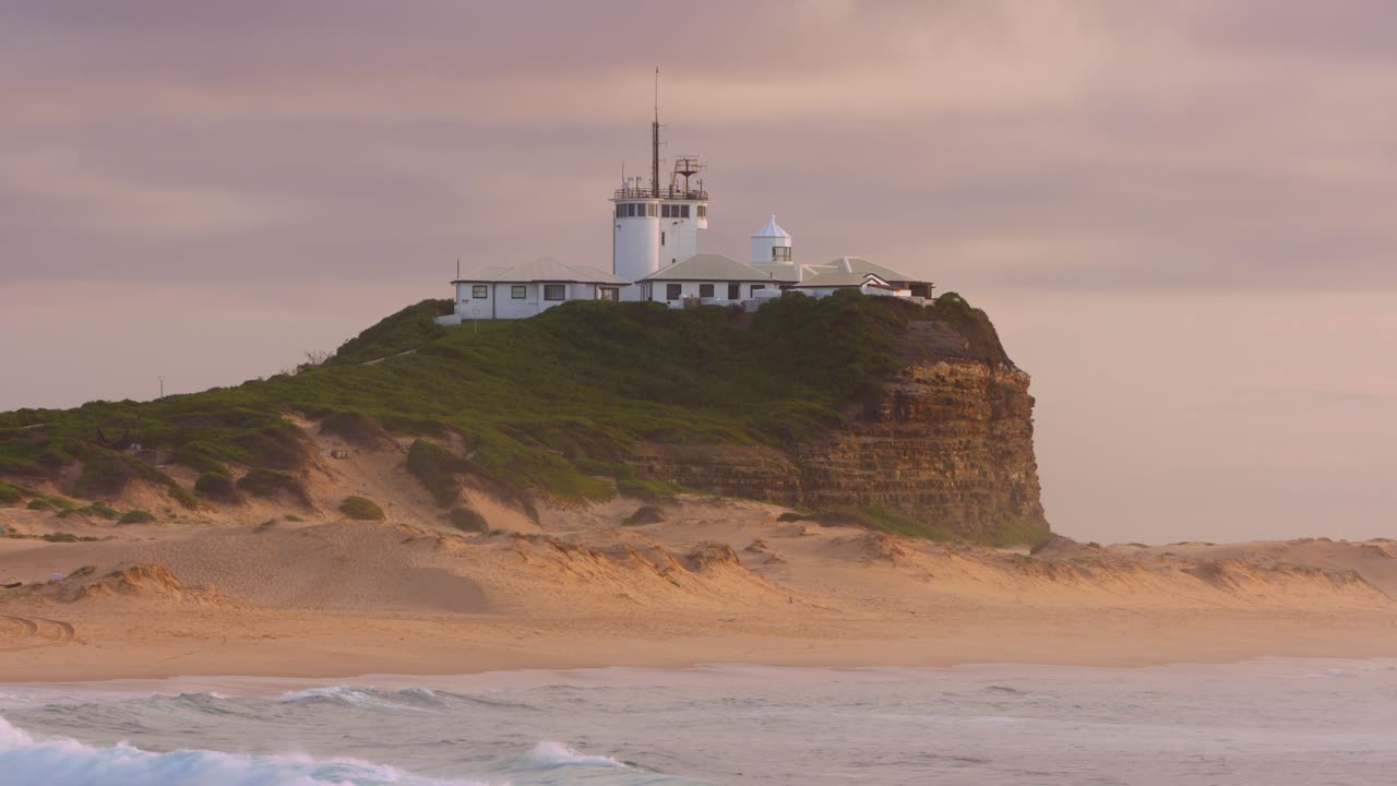 el faro de la cabeza de nobby al amanecer, nsw, australia