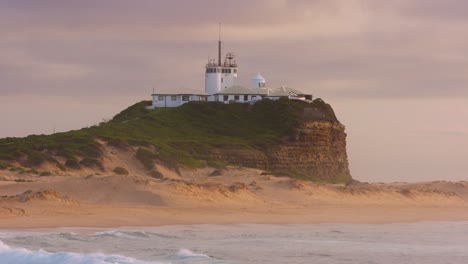 Nobby&#39;s-Head-Leuchtturm-Bei-Sonnenaufgang,-NSW,-Australien