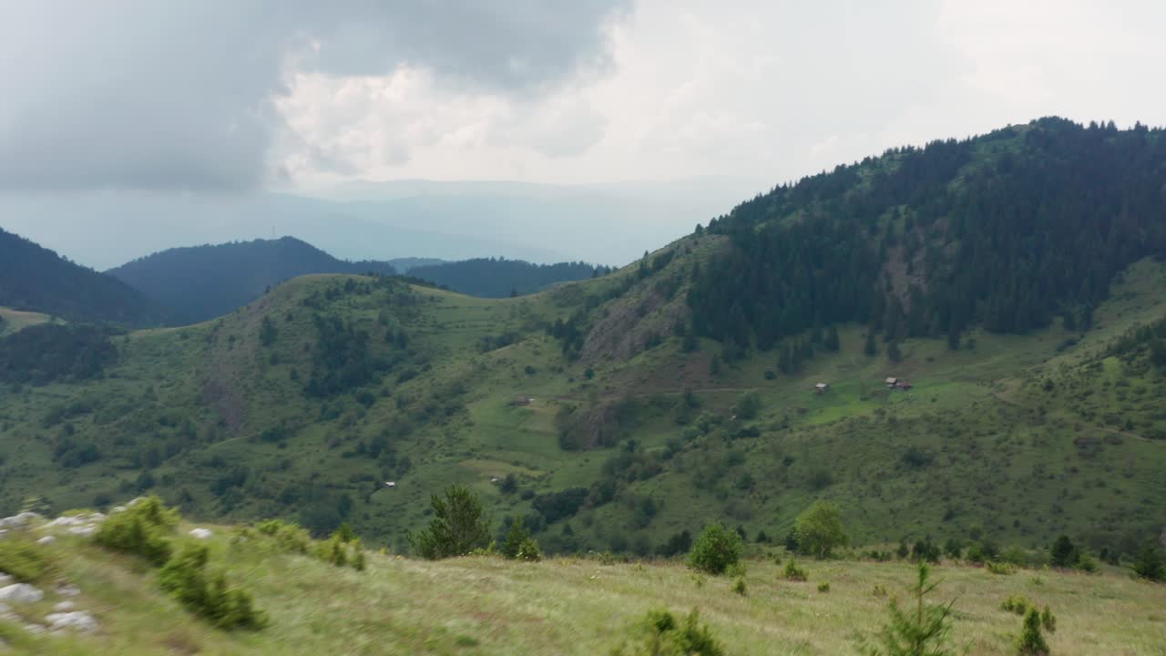 Pemandangan dramatis pegunungan Jadovnik Serbia, penerbangan udara di atas puncak gunung.