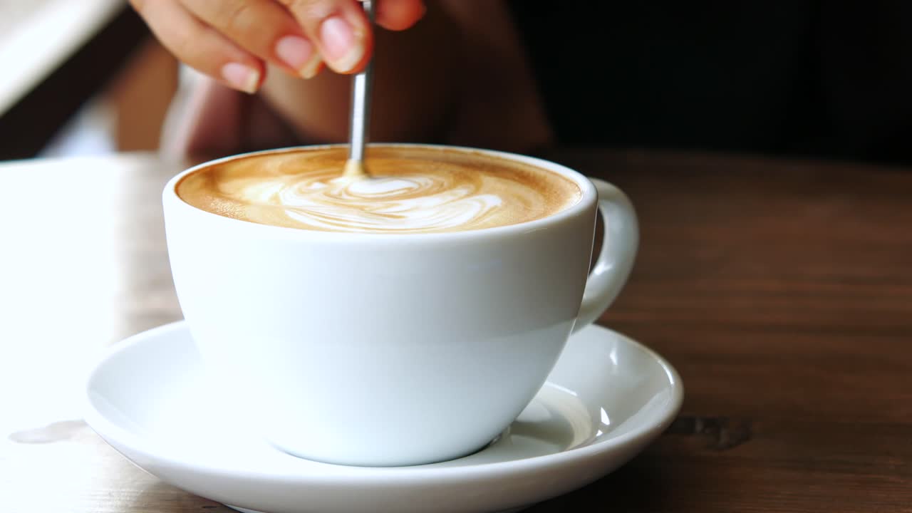 la mujer agita el arte del latte.
