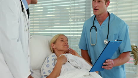 médicos mostrando el clipboard al paciente